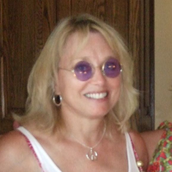 Meet your Posher, Cynthia - Picture 1 of 1